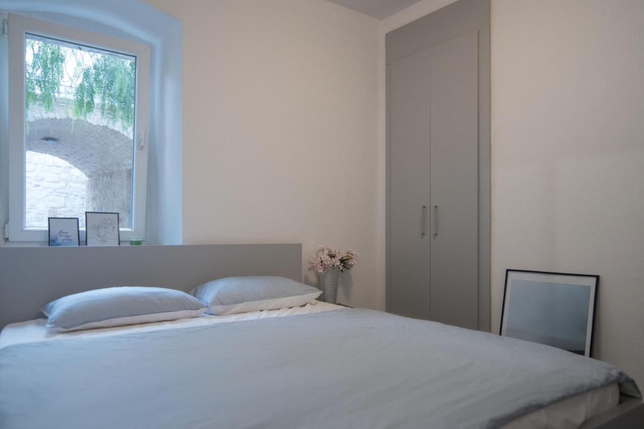 Stones I Apartman Sutivan